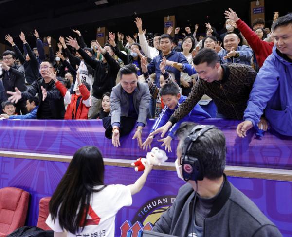 CBA成都赛场广发喊话:当“燃”由我 陪你到“老” CBA成都赛场广发喊话:当“燃”由我 陪你到“老”