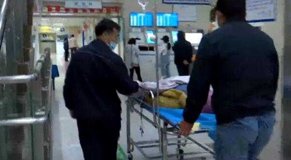 无法动弹！86岁老人不慎摔倒在公厕！一位热心人不仅把她送进医院，还......