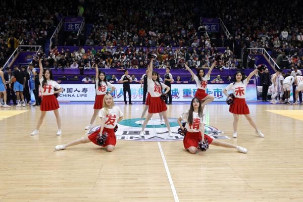 CBA成都赛场广发喊话:当“燃”由我 陪你到“老” CBA成都赛场广发喊话:当“燃”由我 陪你到“老”