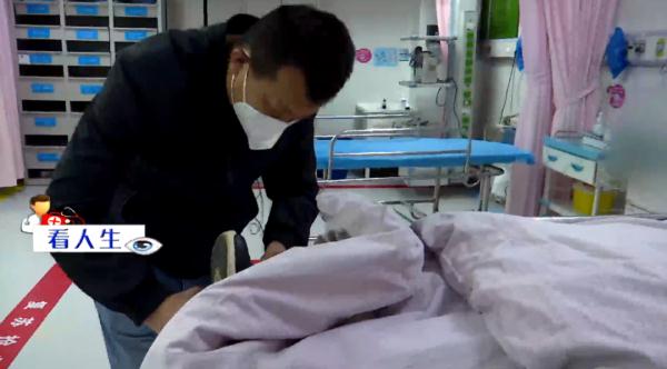 无法动弹！86岁老人不慎摔倒在公厕！一位热心人不仅把她送进医院，还......