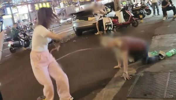 女子街头用铁链牵着爬行男子抽打！警方通报：两人均被拘留