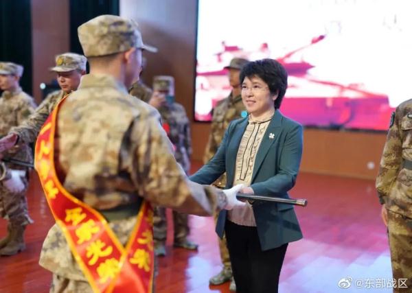 监控记录下退伍军人最帅变装！店家：有被惊艳到