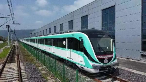 重庆轨道交通18号线首列列车下线 最大载客量2322人 重庆轨道交通18号线首列列车下线 最大载客量2322人