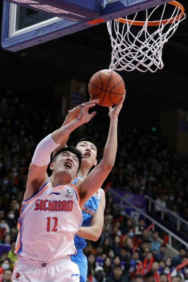 CBA成都赛场广发喊话:当“燃”由我 陪你到“老” CBA成都赛场广发喊话:当“燃”由我 陪你到“老”