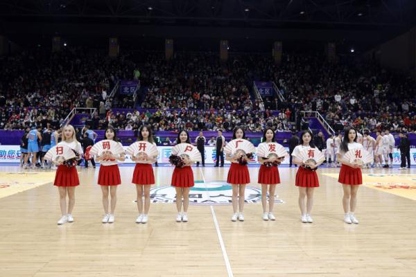 CBA成都赛场广发喊话:当“燃”由我 陪你到“老” CBA成都赛场广发喊话:当“燃”由我 陪你到“老”