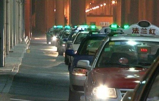 家离机场近有错吗？排队上了出租车，竟被一路骂回家？