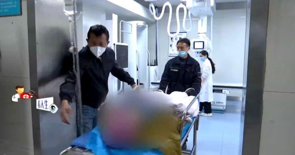 无法动弹！86岁老人不慎摔倒在公厕！一位热心人不仅把她送进医院，还......