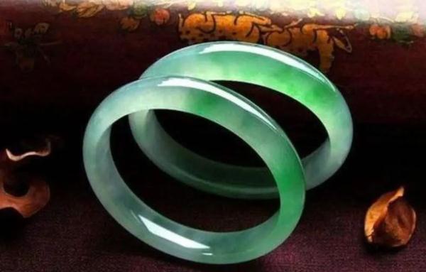 阿姨直播间买翡翠手镯,鉴定证书系伪造?法院:三倍赔偿! 阿姨直播间买翡翠手镯,鉴定证书系伪造?法院:三倍赔偿!