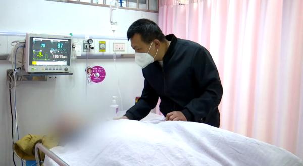 无法动弹！86岁老人不慎摔倒在公厕！一位热心人不仅把她送进医院，还......
