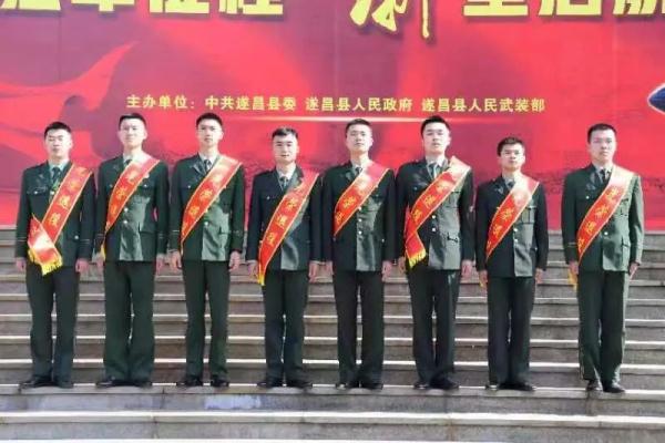 监控记录下退伍军人最帅变装！服装店老板娘惊呆了