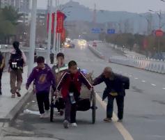 老人艰难拉车上坡,4名小学生果断相助! 老人艰难拉车上坡,4名小学生果断相助!