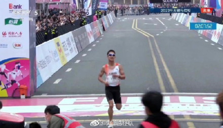 棒！何杰创造男子马拉松全国新纪录