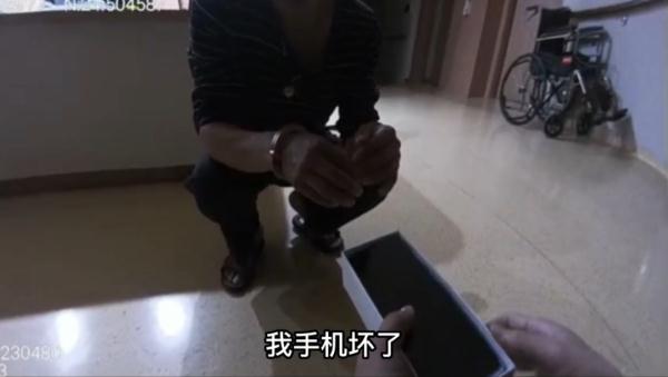 事发一快递柜，男子被抓，太丢人了！