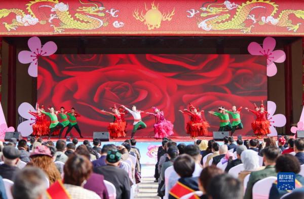 2023吐鲁番杏花节开幕 2023吐鲁番杏花节开幕