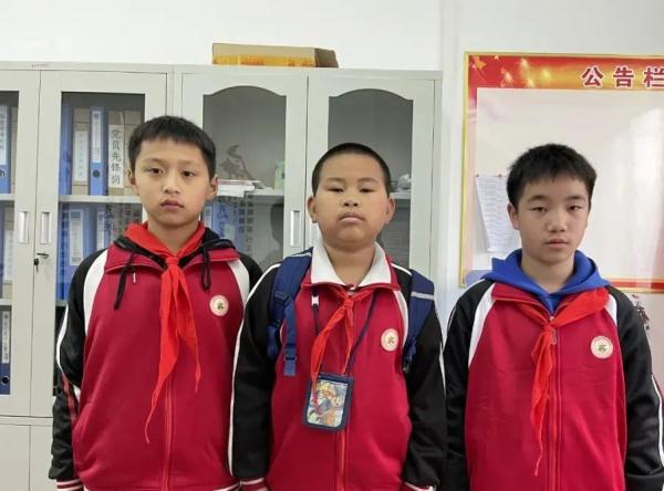老人艰难拉车上坡,4名小学生果断相助! 老人艰难拉车上坡,4名小学生果断相助!