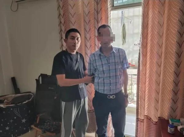 男子车内放11万元现金，居然忘锁车门，结果……