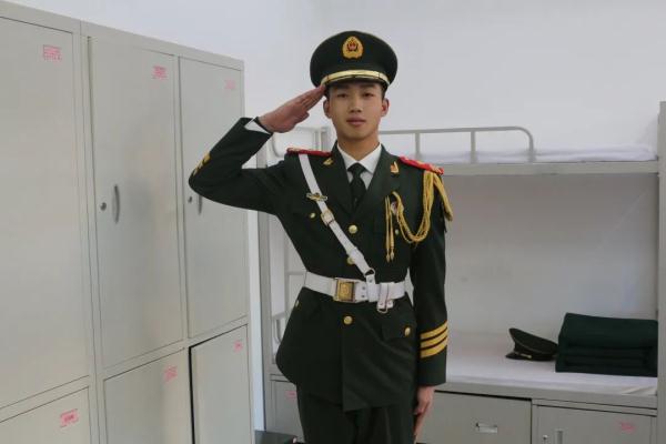 监控记录下退伍军人最帅变装！服装店老板娘惊呆了