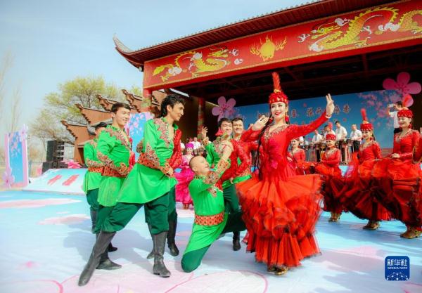 2023吐鲁番杏花节开幕 2023吐鲁番杏花节开幕