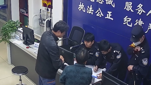 “人家的东西，一座金山都不能要！”为拾金不昧的刘奶奶点赞！