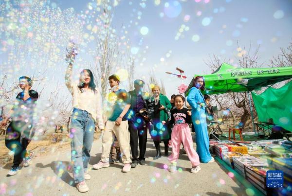 2023吐鲁番杏花节开幕 2023吐鲁番杏花节开幕