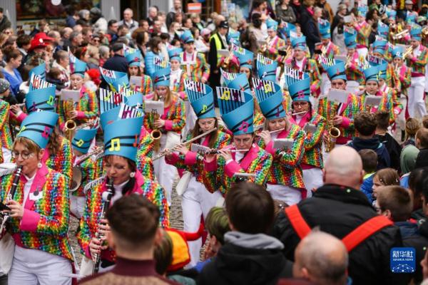 比利时斯塔沃洛举行狂欢节 比利时斯塔沃洛举行狂欢节