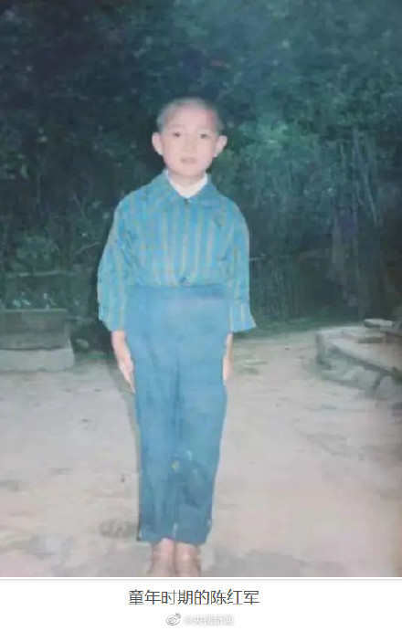 陈红军墓前有人送来草莓蛋糕 网友:我们从未忘记,常念英雄! 陈红军墓前有人送来草莓蛋糕 网友:我们从未忘记,常念英雄!