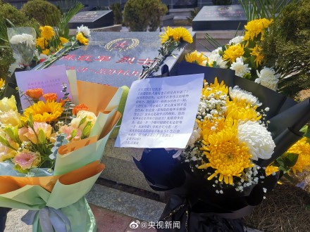 陈红军墓前有人送来草莓蛋糕 网友:我们从未忘记,常念英雄! 陈红军墓前有人送来草莓蛋糕 网友:我们从未忘记,常念英雄!