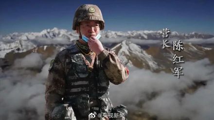 陈红军墓前有人送来草莓蛋糕 网友:我们从未忘记,常念英雄! 陈红军墓前有人送来草莓蛋糕 网友:我们从未忘记,常念英雄!