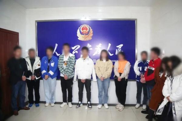 传销女孩看直播 亲眼目睹“上线”被抓 传销女孩看直播 亲眼目睹“上线”被抓