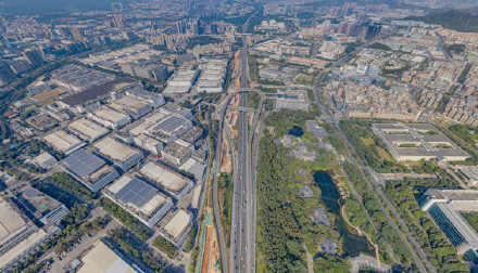 深圳一醉汉把车停在高速上酣然大睡