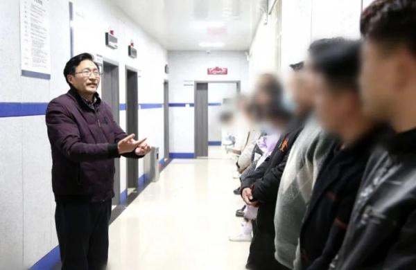 传销女孩看直播 亲眼目睹“上线”被抓 传销女孩看直播 亲眼目睹“上线”被抓