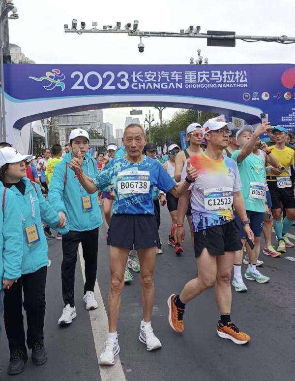 重庆马拉松:不一样的成绩,一样的精彩! 重庆马拉松:不一样的成绩,一样的精彩!