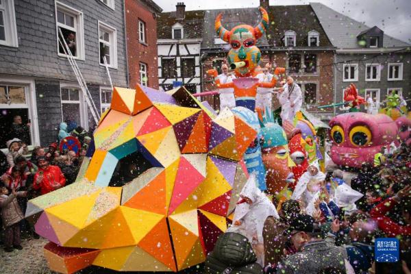 比利时斯塔沃洛举行狂欢节 比利时斯塔沃洛举行狂欢节