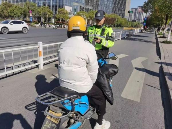 奶奶，不要急，我送你回家......
