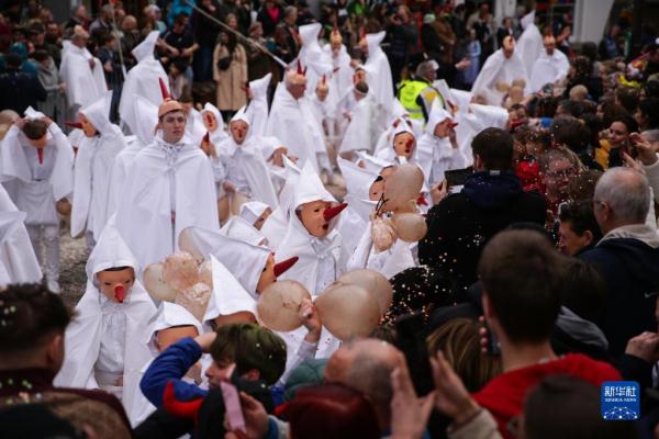 比利时斯塔沃洛举行狂欢节 比利时斯塔沃洛举行狂欢节