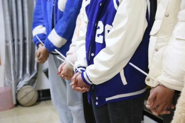 传销女孩看直播 亲眼目睹“上线”被抓 传销女孩看直播 亲眼目睹“上线”被抓