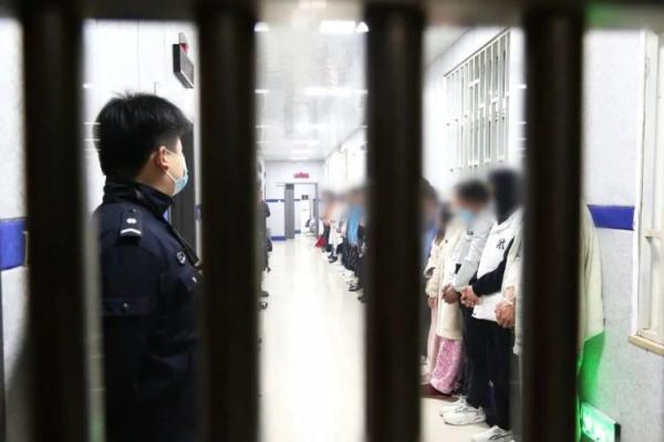 传销女孩看直播 亲眼目睹“上线”被抓 传销女孩看直播 亲眼目睹“上线”被抓