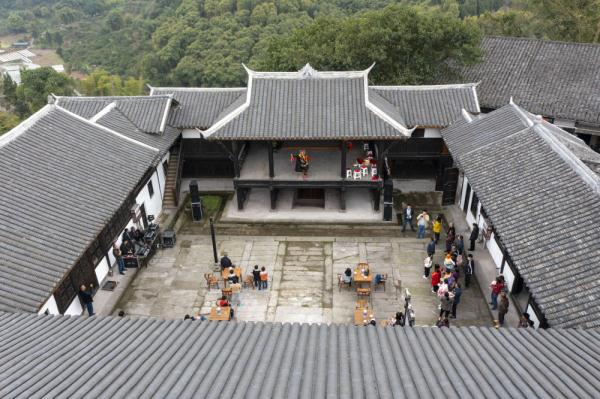 重庆合川：涞滩古镇引游人