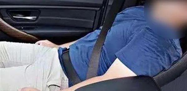 在副驾驶座上躺平？这样后果很严重！正确姿势是……