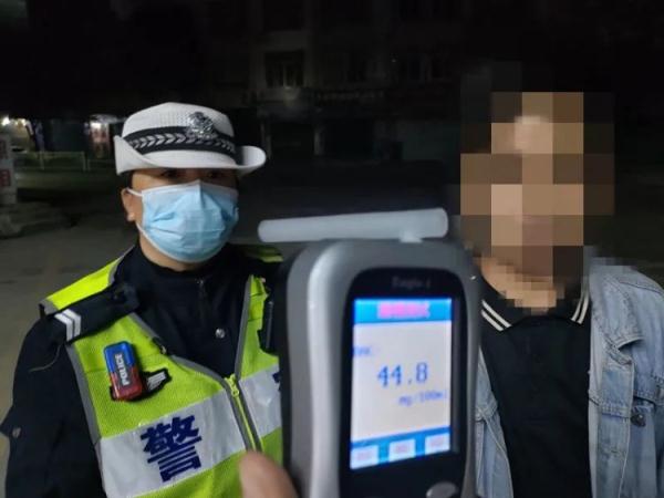 为保住驾驶证，男子踩油门冲卡！被抓后哭着问交警：“要拘留吗？”