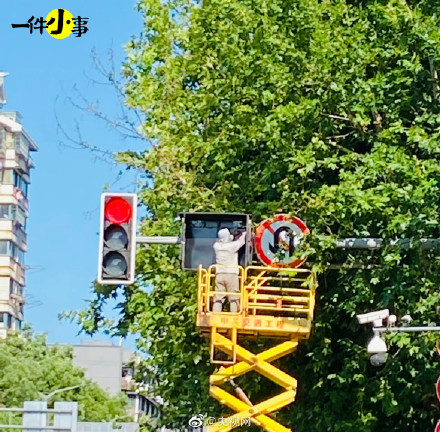 南京的红绿灯为啥这么大是“近视眼友好版”吧！