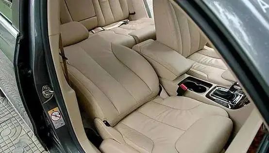 在副驾驶座上躺平？这样后果很严重！正确姿势是……