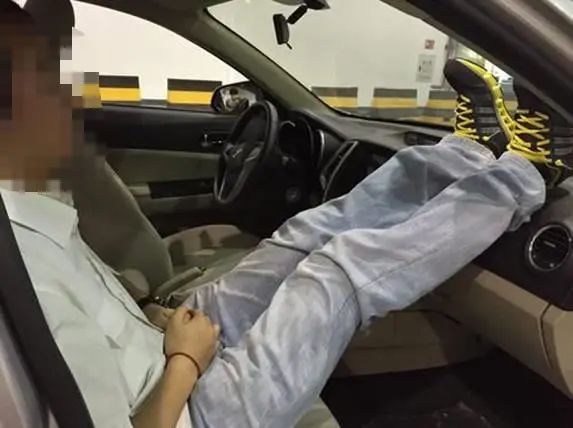 在副驾驶座上躺平？这样后果很严重！正确姿势是……