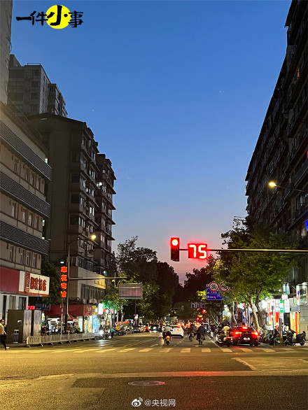 南京的红绿灯为啥这么大是“近视眼友好版”吧！