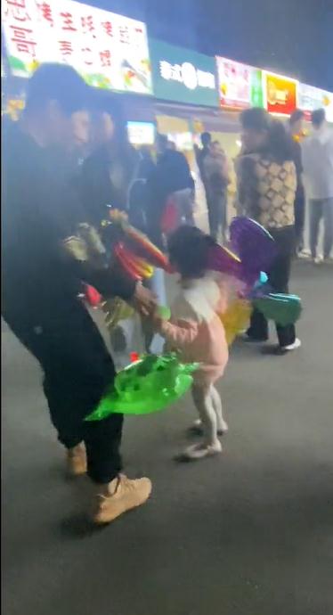 妻子女儿卖气球，男子悄悄转钱给路人求帮忙！