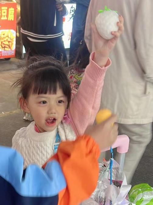 妻子女儿卖气球，男子悄悄转钱给路人求帮忙！