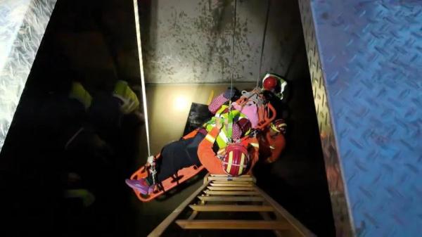 女工不慎坠入雨水调蓄池，多处骨折