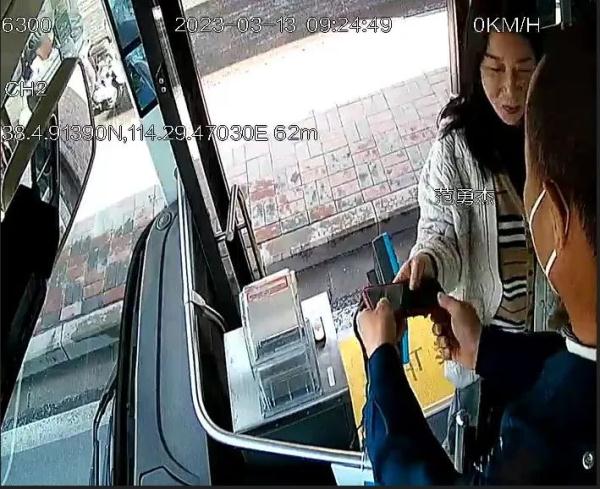 粗心市民真不少 外出乘车牢记“三不”