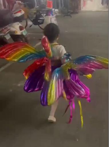 妻子女儿卖气球，男子悄悄转钱给路人求帮忙！