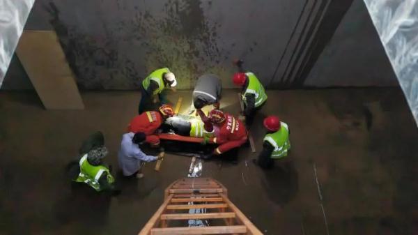 女工不慎坠入雨水调蓄池，多处骨折